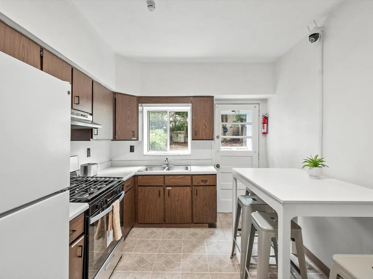 Oakland/University @G Modern And Bright Private Bedroom With Shared Bathroom Pittsburgh 0*,